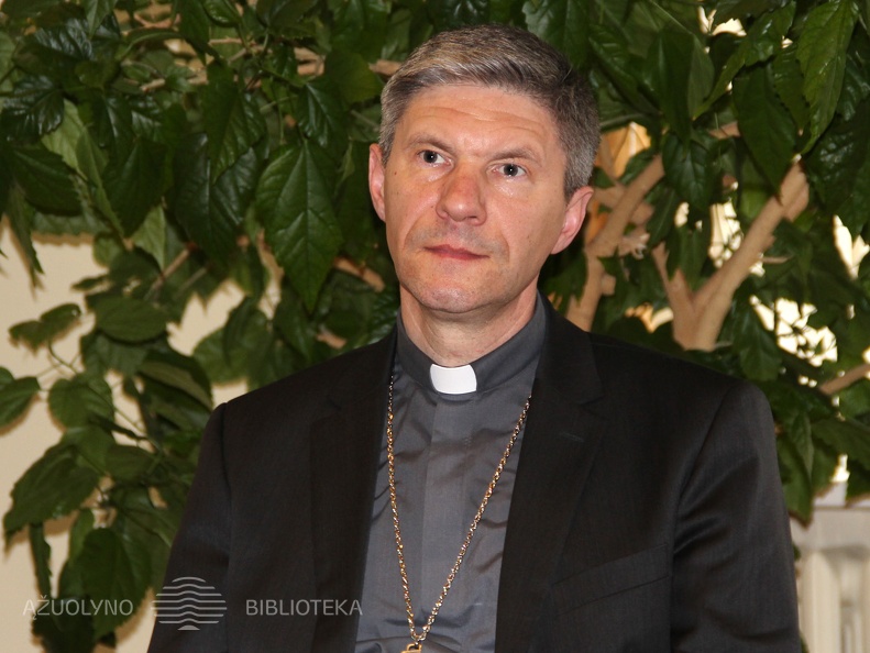 Vysk. L. Virbalas SJ – knygos autorius.