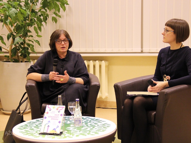 Knygos autorė psichologė Aušra Kurienė ir renginio moderatorė Julija Genienė