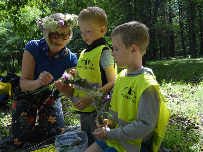 Skaitymai „Pievos pasaka“ Ąžuolyno parke